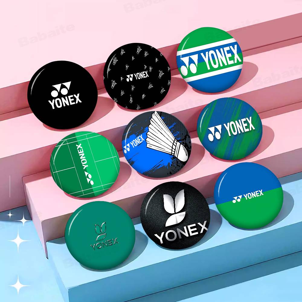 Badminton Yonex - دبوس زينة أنيق من الصفيح بتصميم