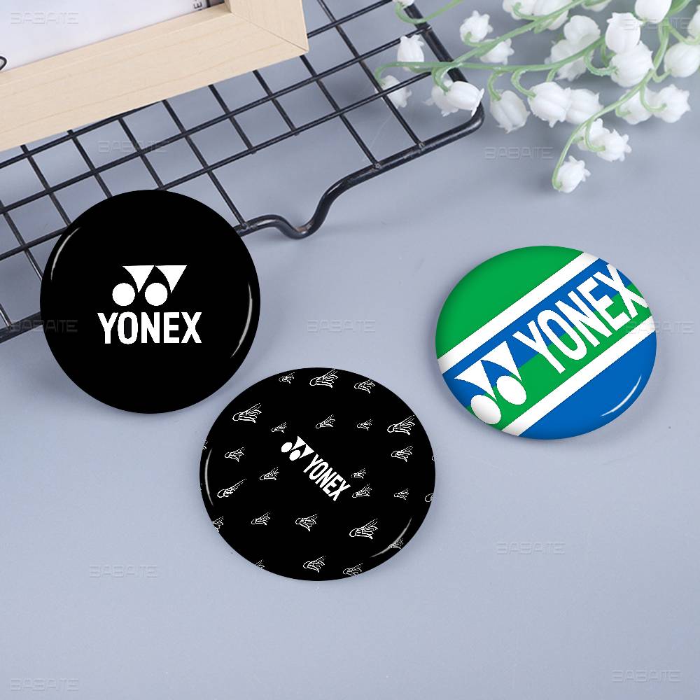 دبوس زينة أنيق من الصفيح بتصمي - مراجعة Badminton Yonex وسعره