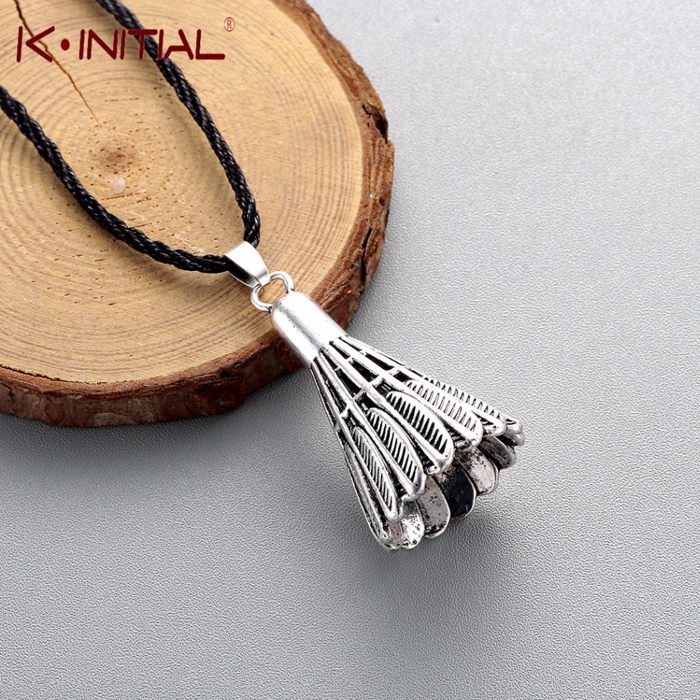 Kinitial خمر الريشة شكل قلادة  - مراجعة Badminton Is Calling وسعره